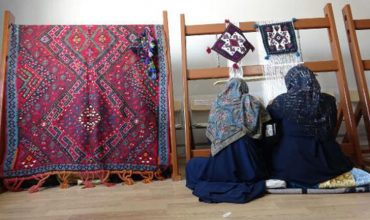 Unutulmaya yüz tutmuş kilim ve halı dokumacılığını yaşatmaya çalışıyorlar