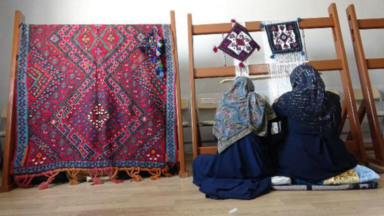 Unutulmaya yüz tutmuş kilim ve halı dokumacılığını yaşatmaya çalışıyorlar